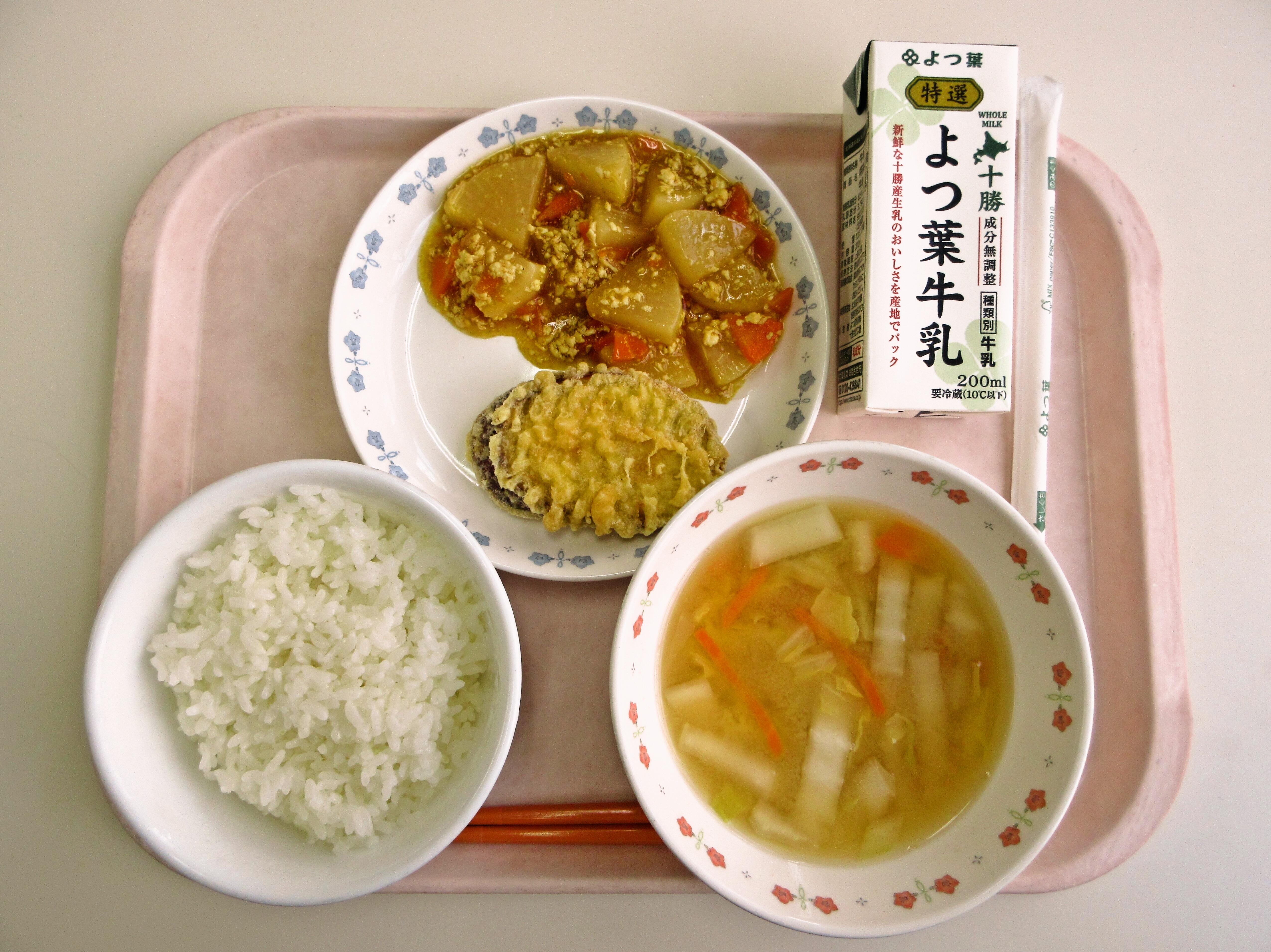 ごはん、みそ汁（白菜・人参）、さつまいも天ぷら、大根のカレーそぼろ煮、牛乳