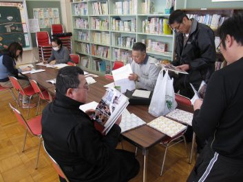 記念誌部会 活動の様子(写真の選定)