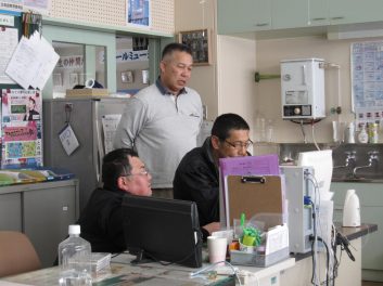 記念誌部会 活動の様子(写真の選定)