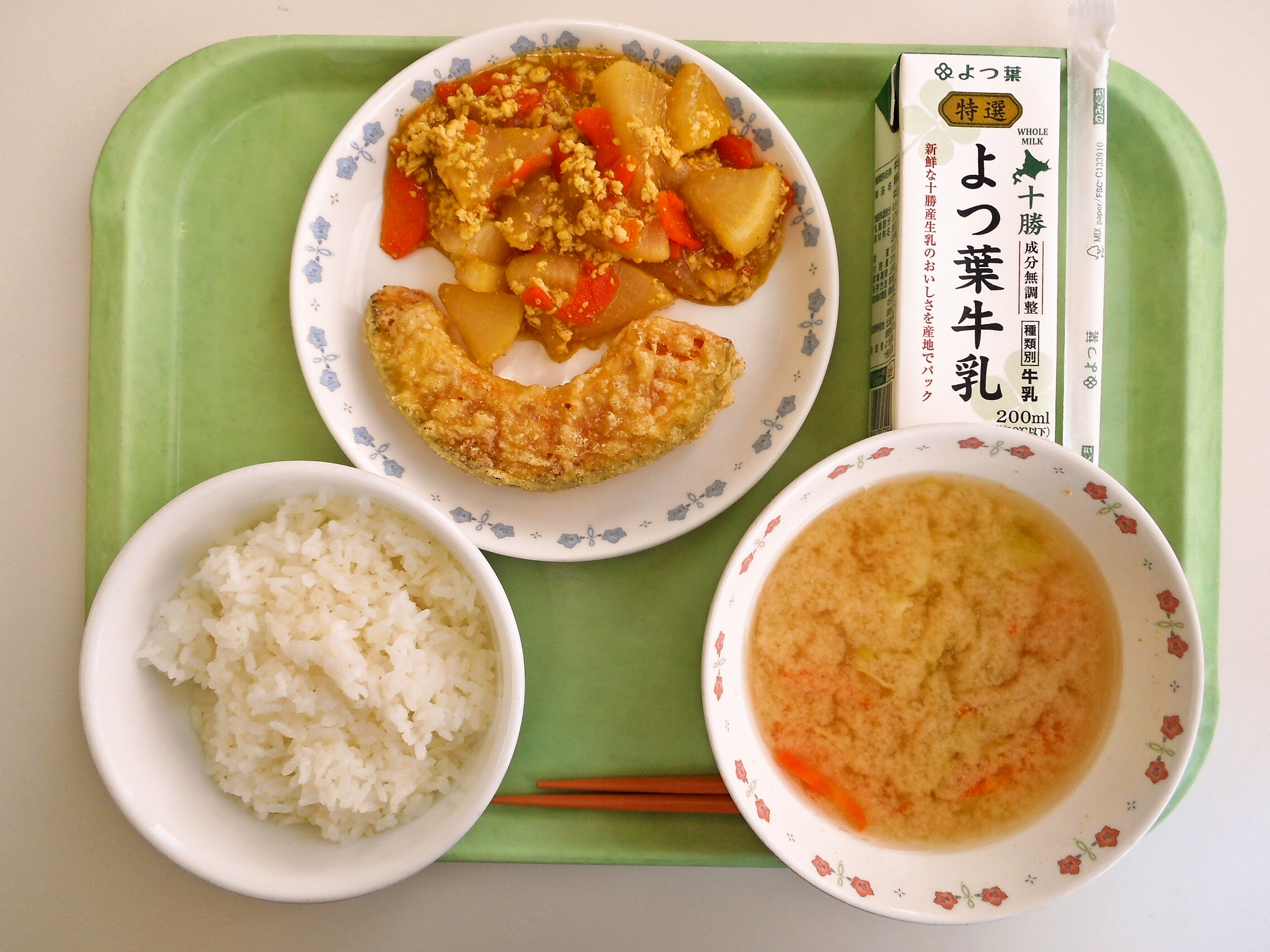 ごはん、みそ汁（キャベツ・人参）、かぼちゃ天ぷら、大根のカレーそぼろ煮、牛乳