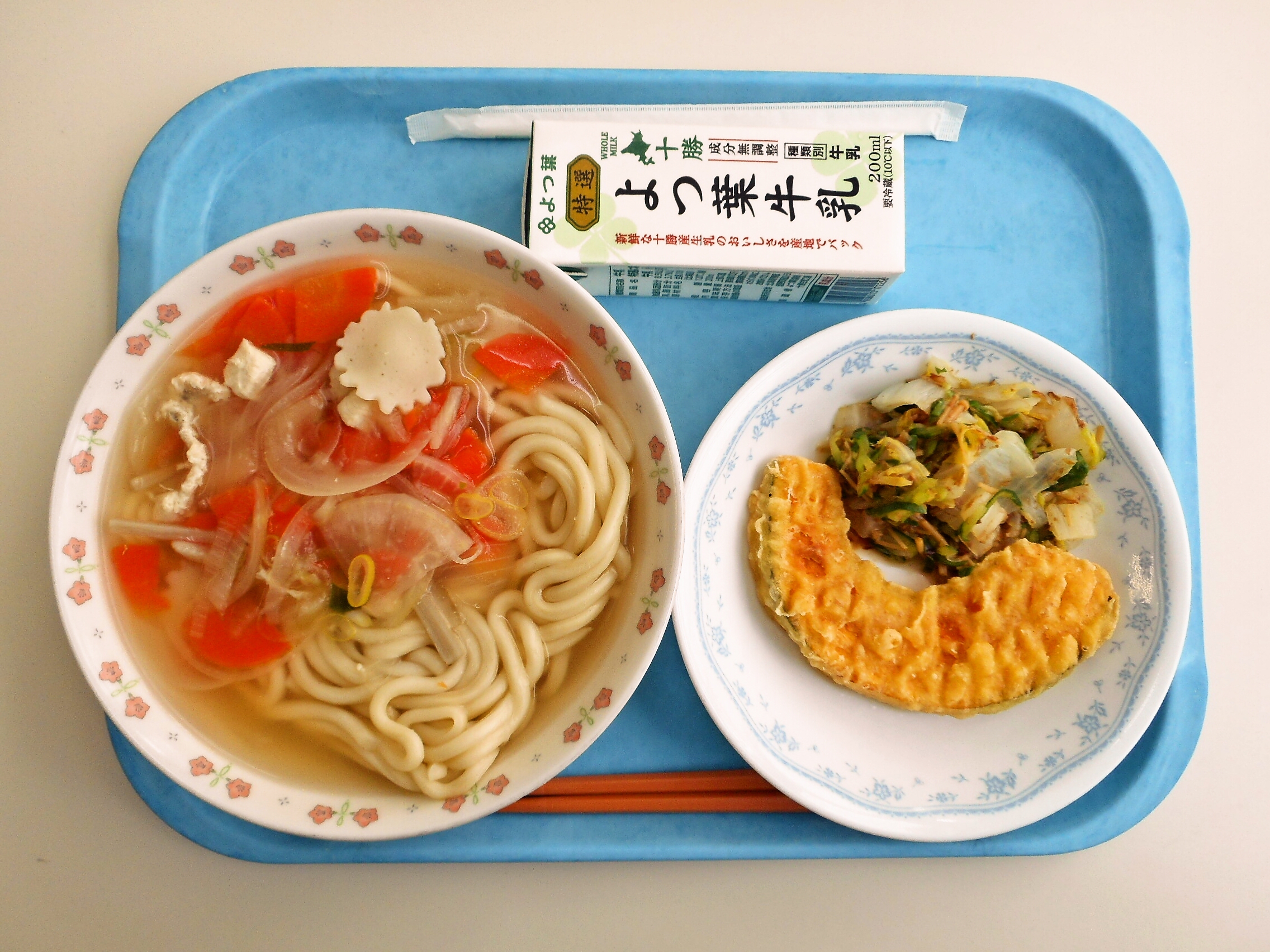 鶏だしうどん（士幌産の小麦を使用してます）、かぼちゃ天ぷら、白菜のなめ茸和え、牛乳