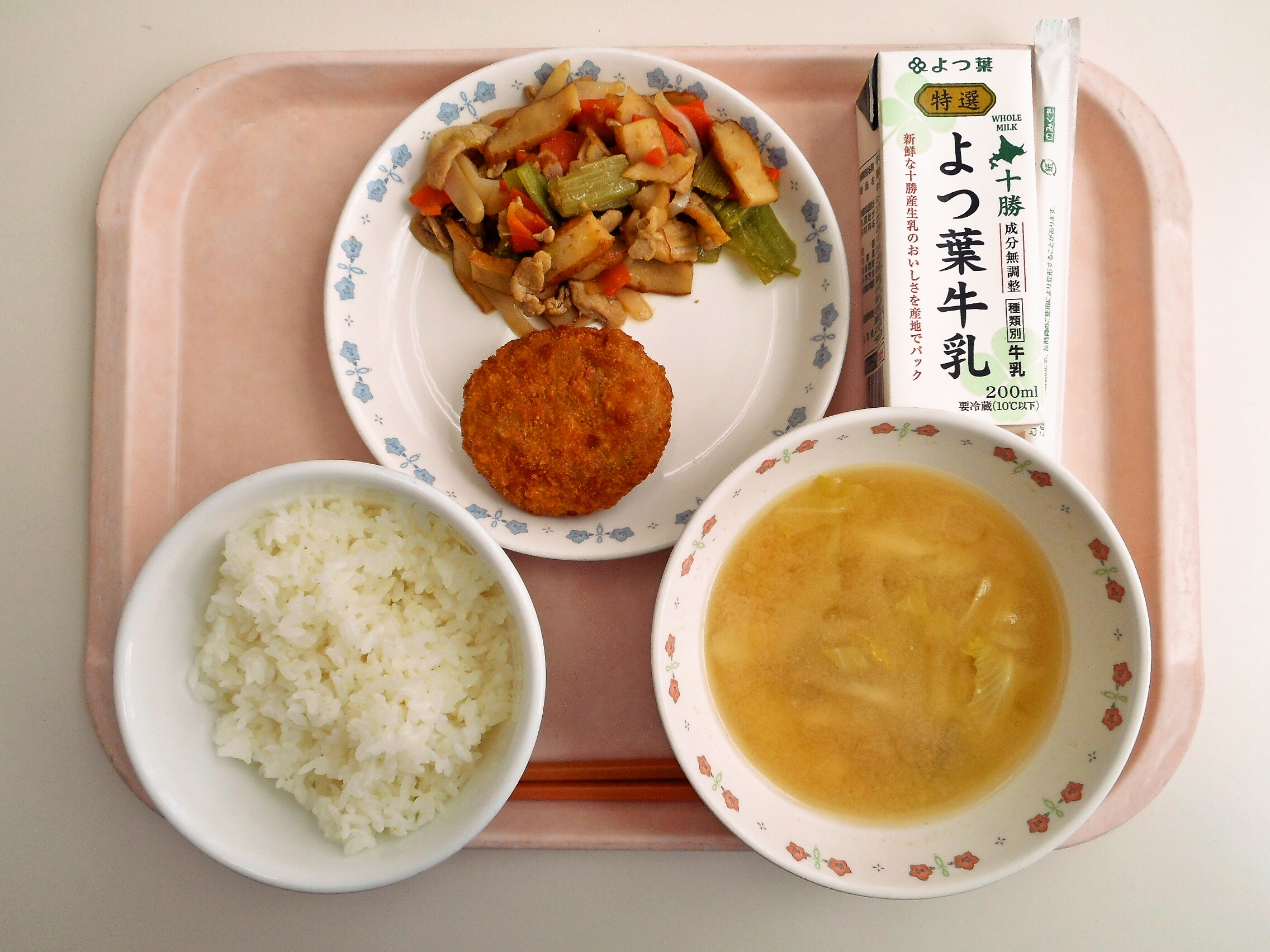 ごはん、みそ汁(キャベツ・しめじ)、れんこんカツ、フキの五目煮、牛乳