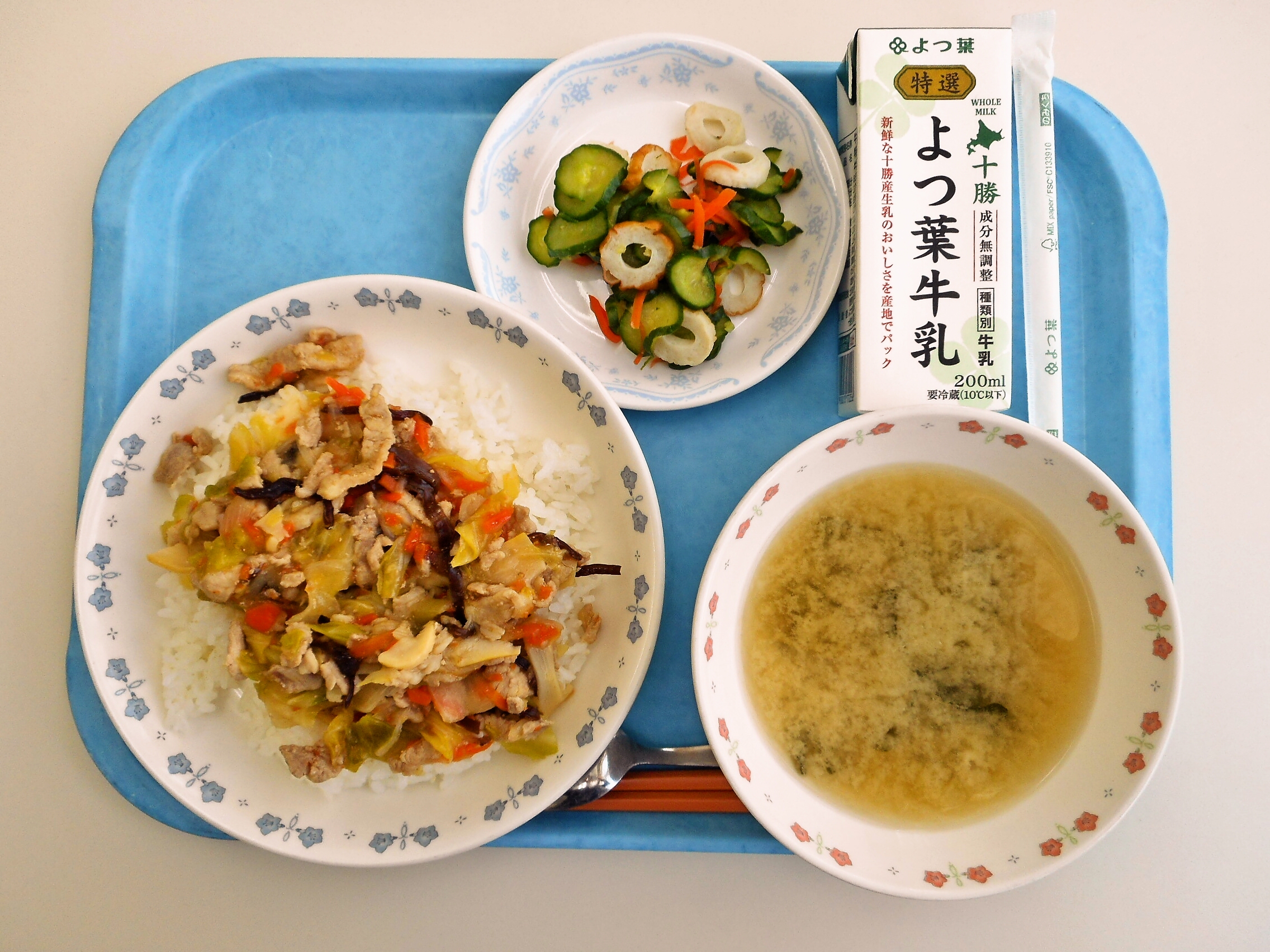 塩豚丼、みそ汁(大根・わかめ)、きゅうりもみ、牛乳
