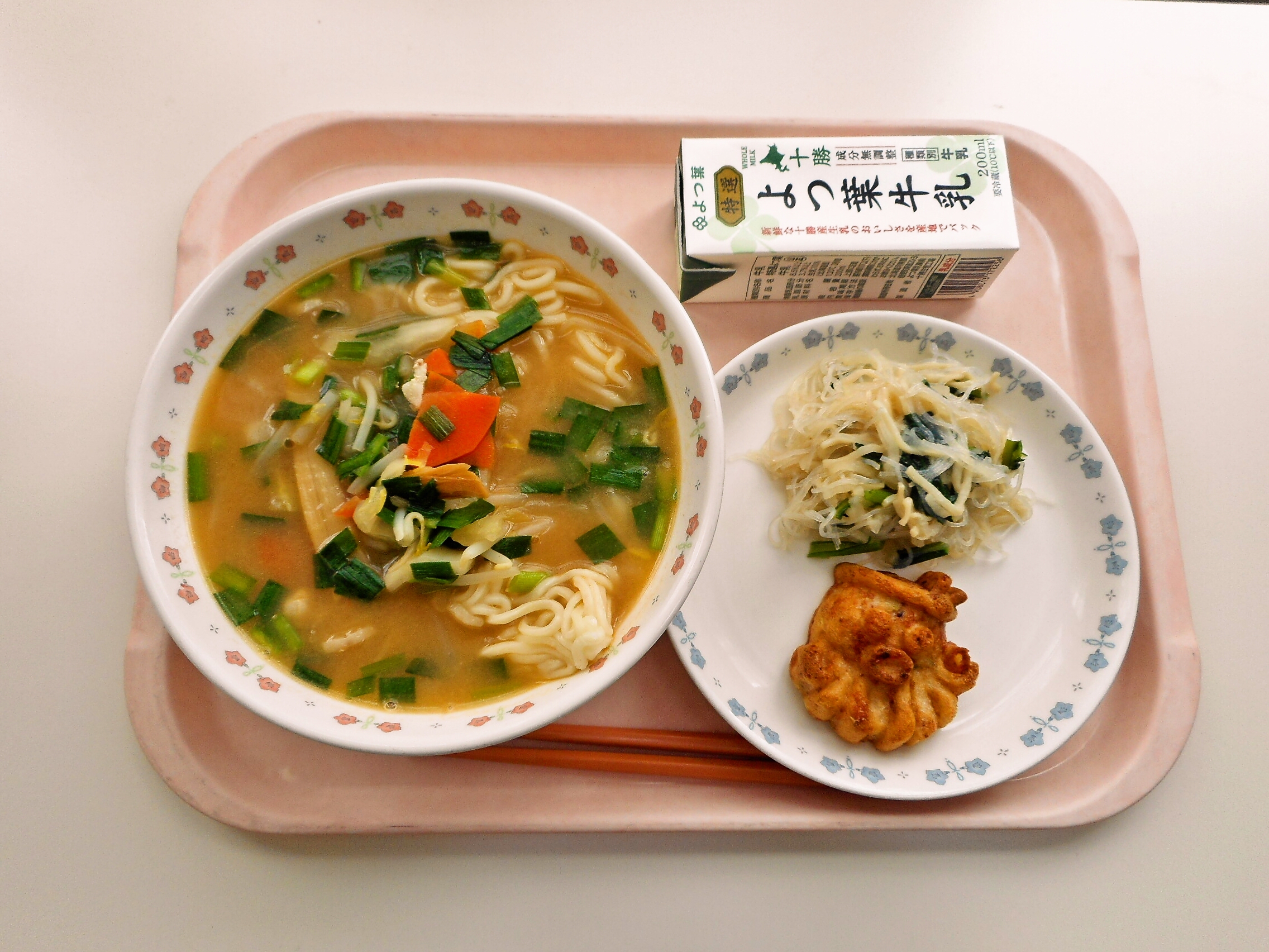 味噌ラーメン、タコでたこ焼き、大根と青菜のサラダ、牛乳