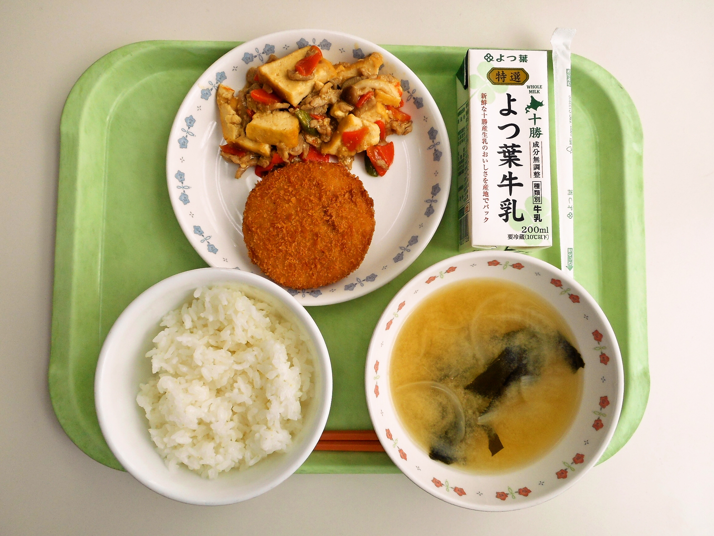 ごはん、みそ汁(玉ねぎ・わかめ)、ハムチーズフライ、肉豆腐、牛乳
