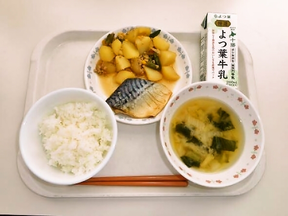 ごはん、みそ汁(白菜・小松菜)、鯖の塩焼き、じゃがいものそぼろ煮、牛乳