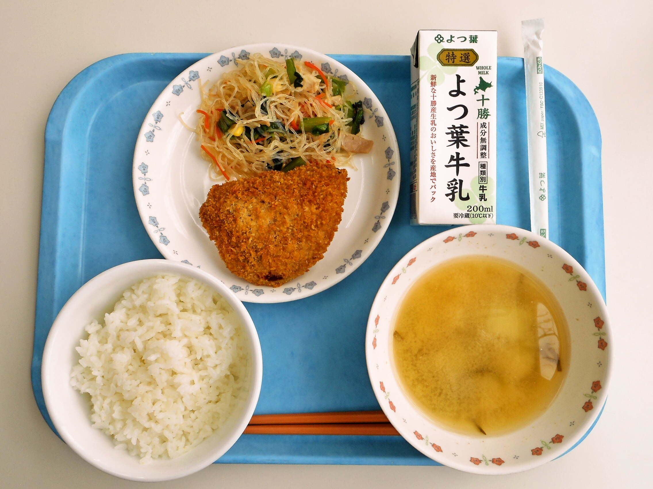 ごはん、みそ汁（じゃがいも・昆布）、かぼちゃひき肉フライ、春雨サラダ、牛乳