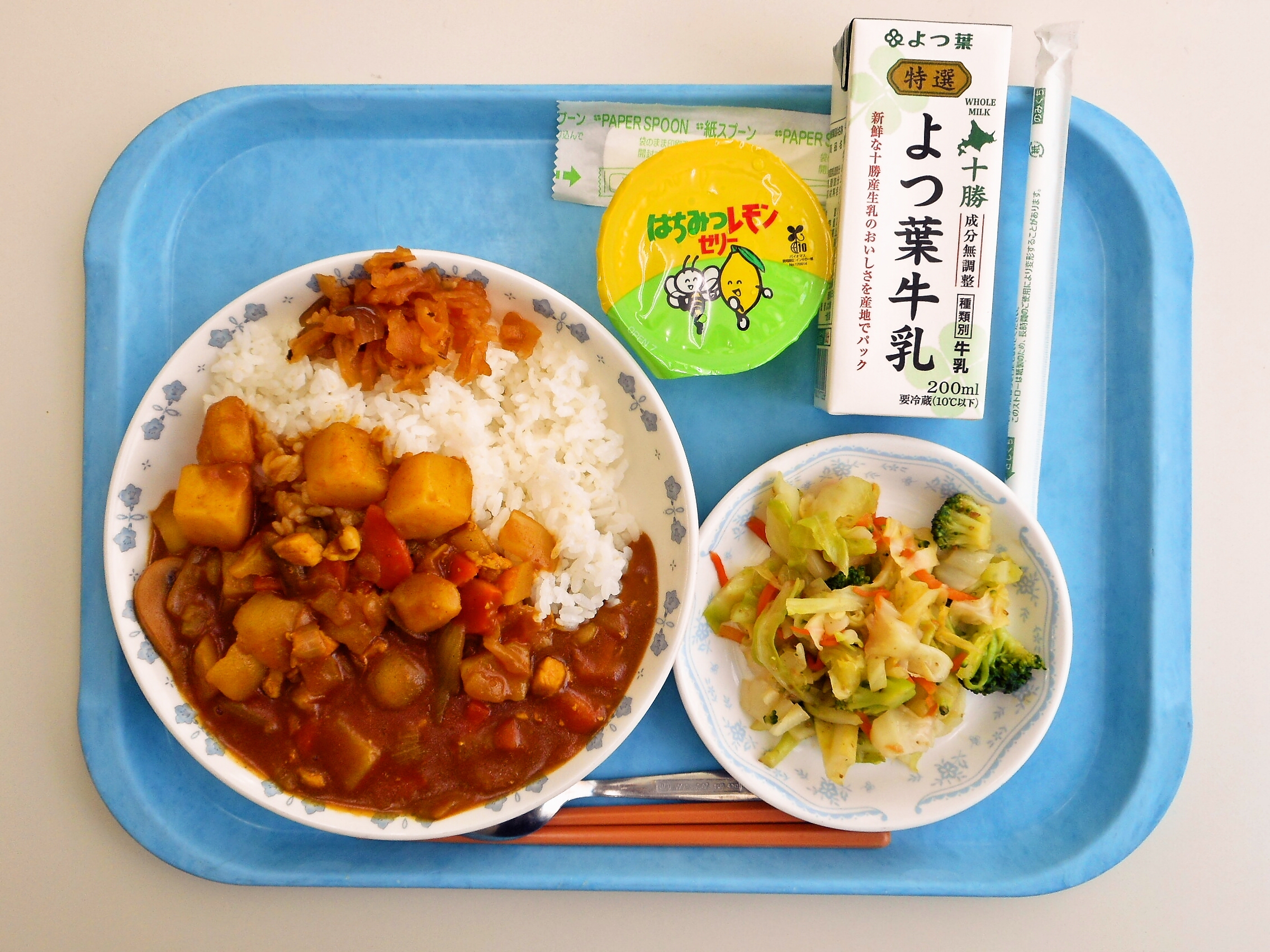 チキンカレーライス、福神漬け、グリーンサラダ、はちみつレモンゼリー(中央中3年生リクエスト)、牛乳