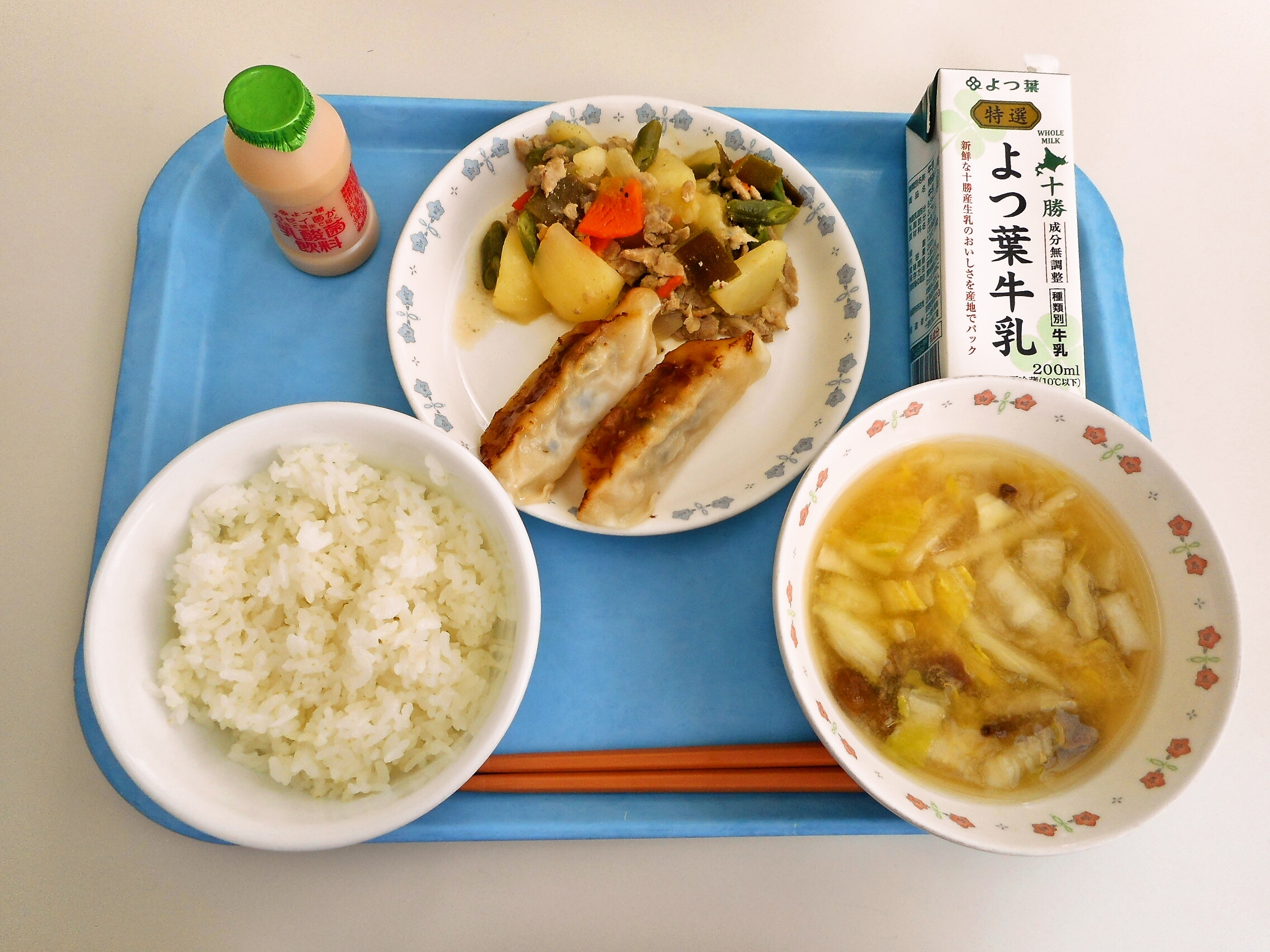 ごはん、みそ汁(白菜・なめこ)、焼き餃子、塩肉じゃが、よつ葉乳酸菌飲料、牛乳