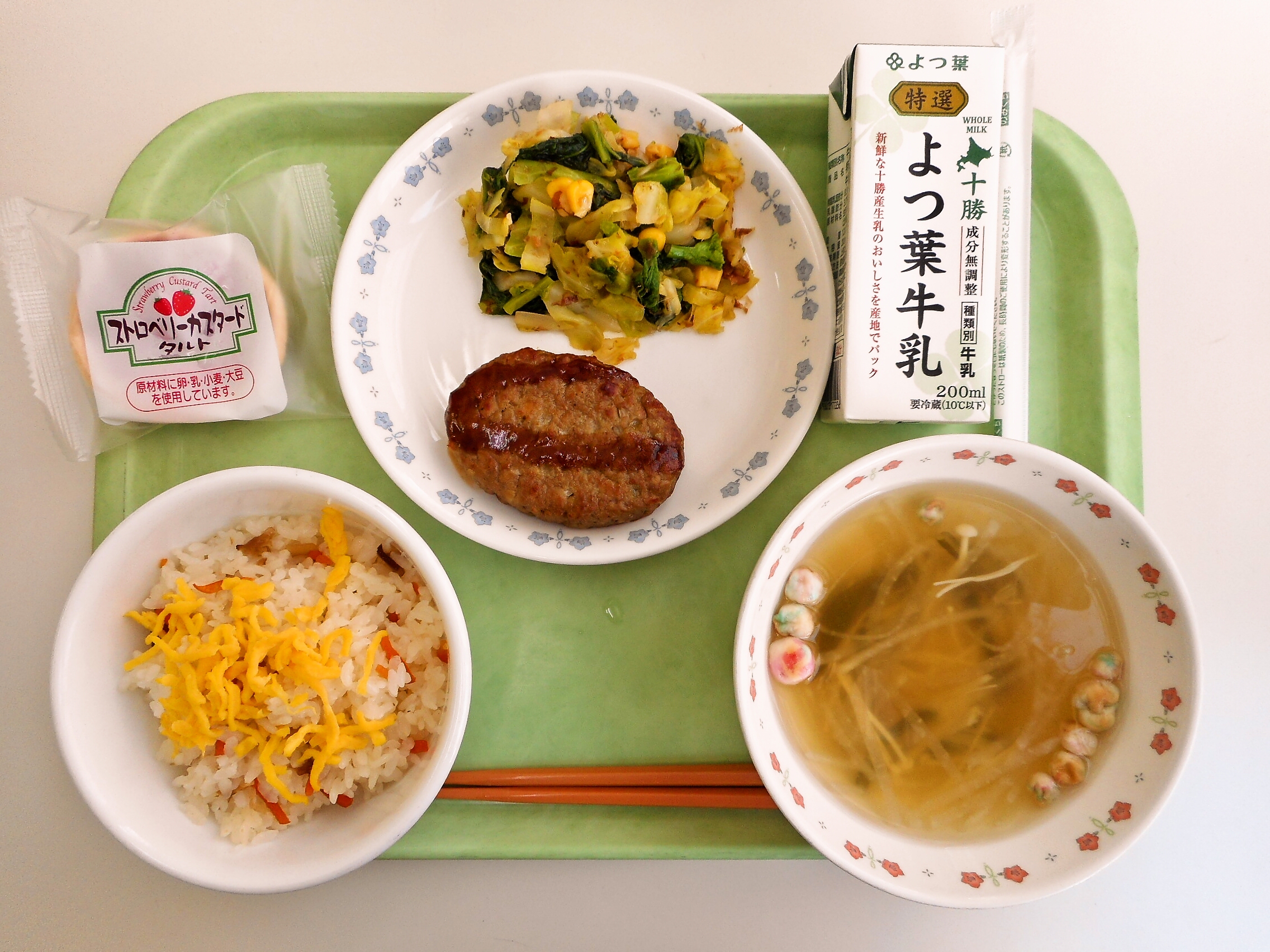 ちらし寿司、すまし汁、ハンバーグ、菜の花の和え物、ストロベリータルト(中央中3年生のリクエスト)、牛乳