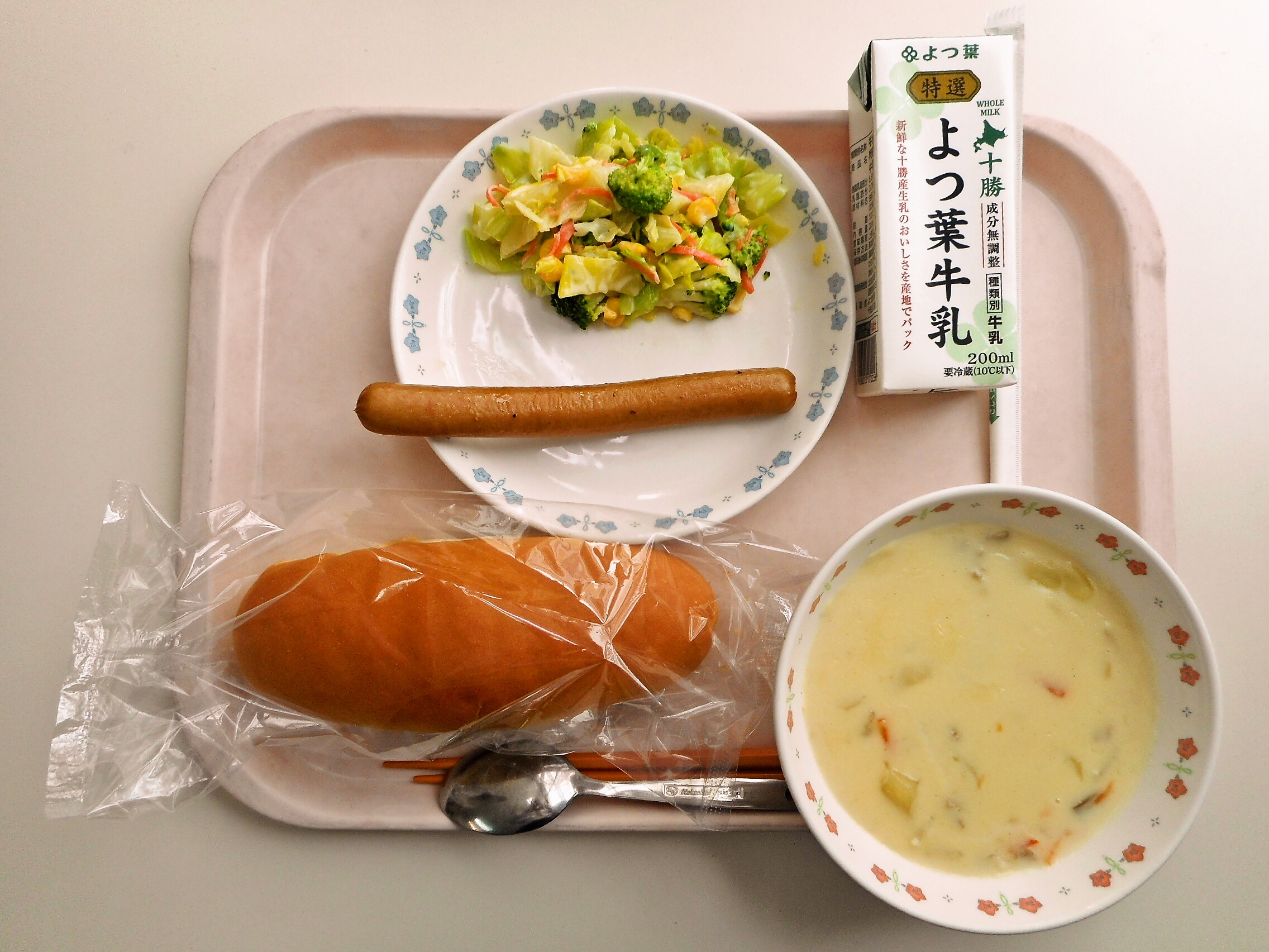 コッペパン、ホワイトシチュー(中央中3年生リクエスト)、ウインナーソテー、コーンサラダ、牛乳