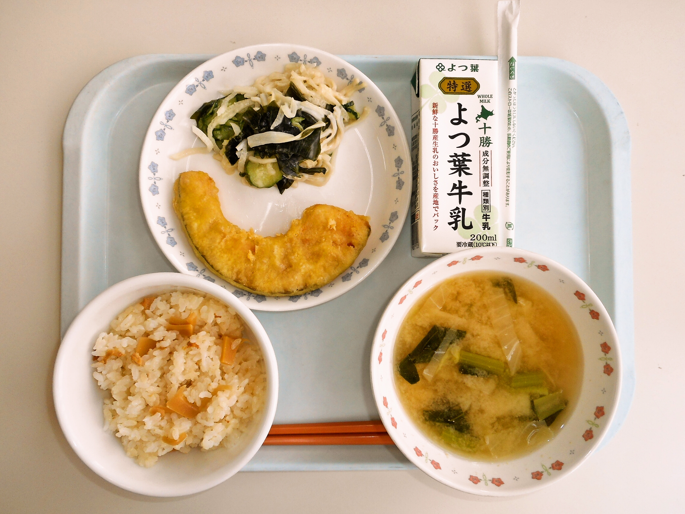 たけのこご飯、みそ汁（キャベツ・小松菜）、かぼちゃ天ぷら、大根の和風マヨ和え、牛乳
