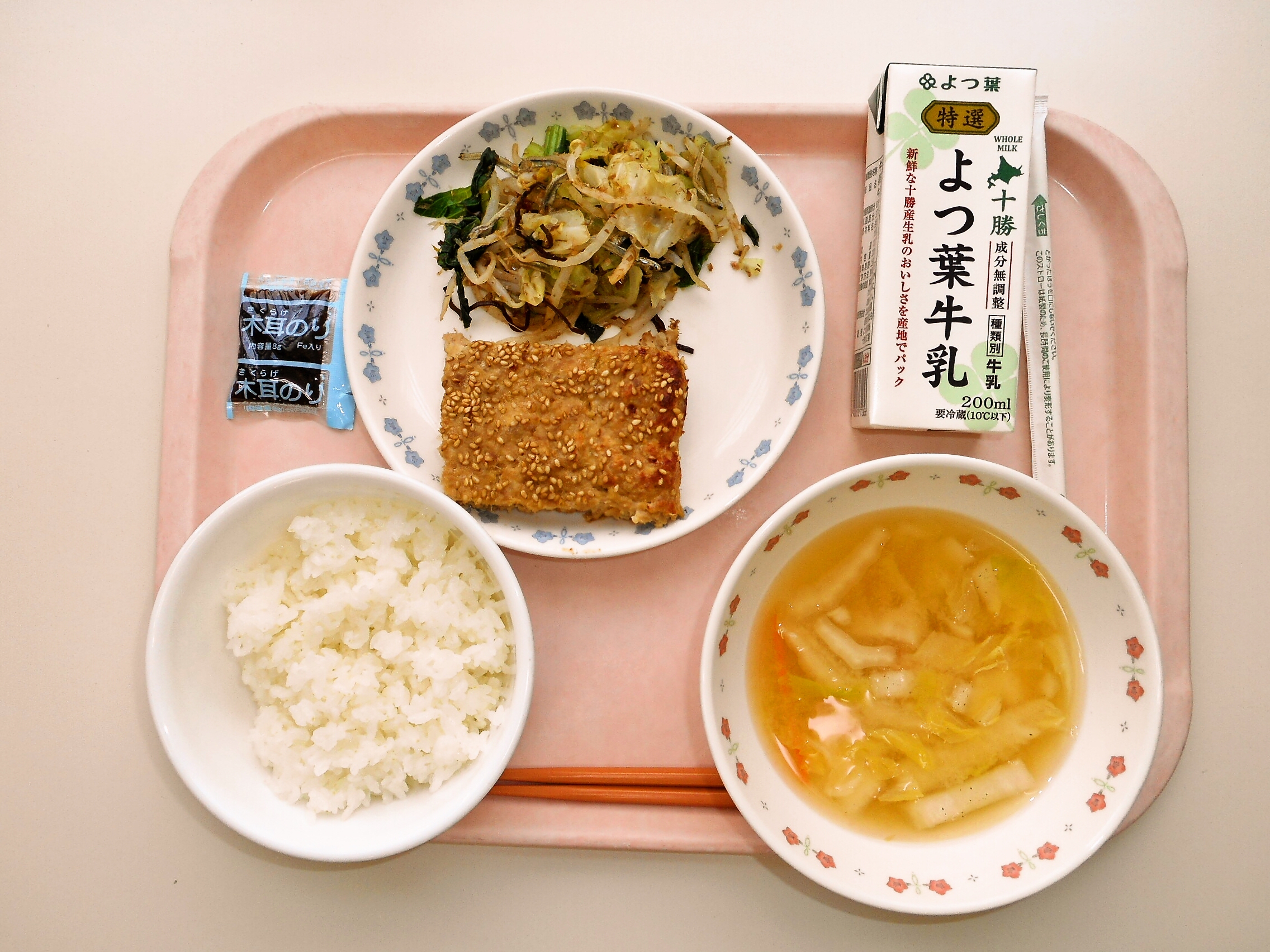 ごはん／のり佃煮、みそ汁（白菜・人参）、松風焼き 、変わりおひたし、牛乳