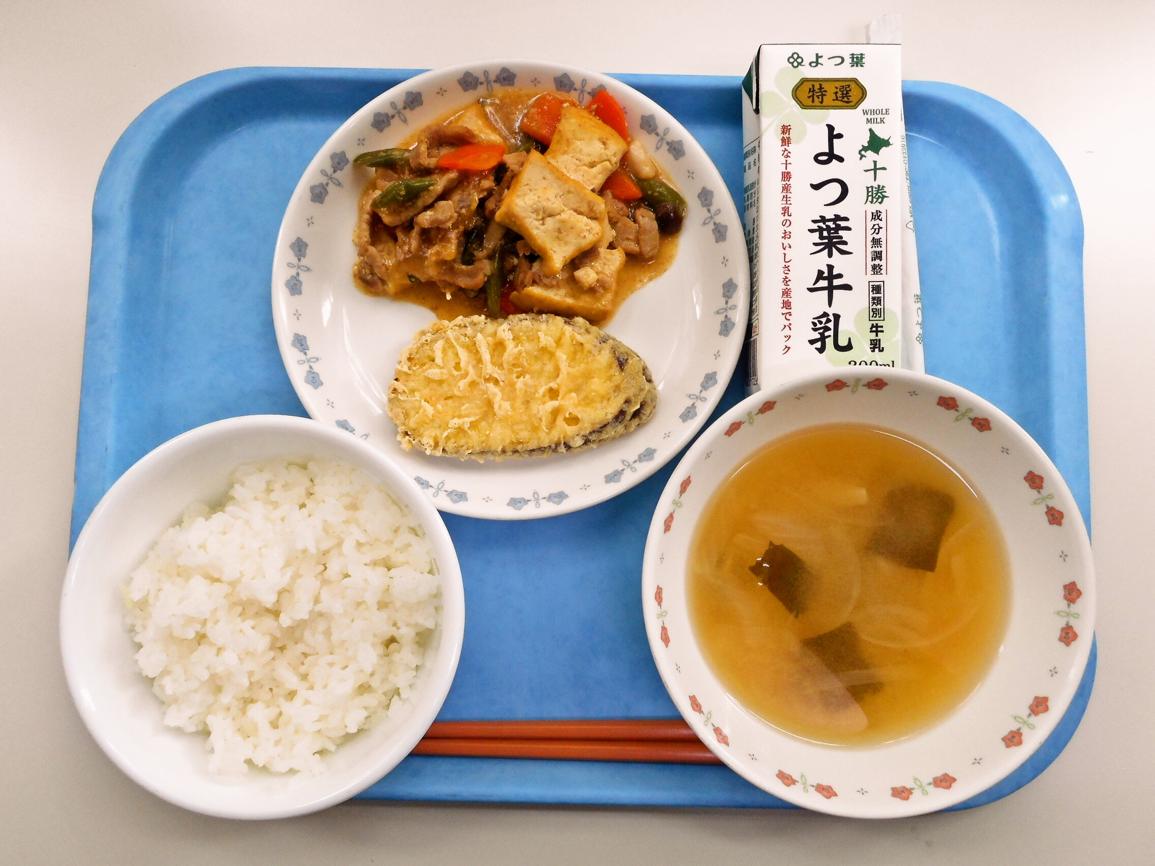 ごはん、みそ汁（玉ねぎ・わかめ）、さつまいも天ぷら、肉豆腐、牛乳