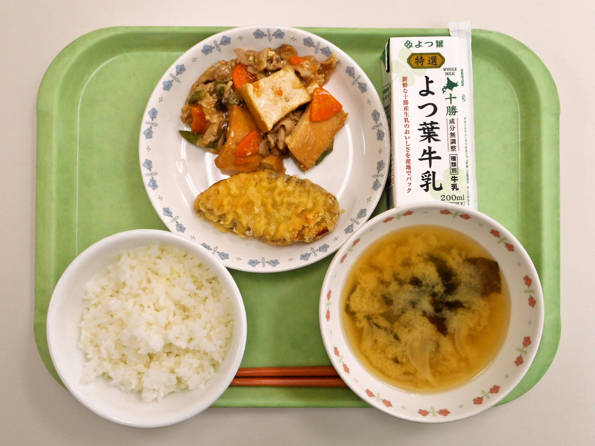 ごはん、みそ汁（玉ねぎ・わかめ）、さつまいも天ぷら、肉豆腐、牛乳