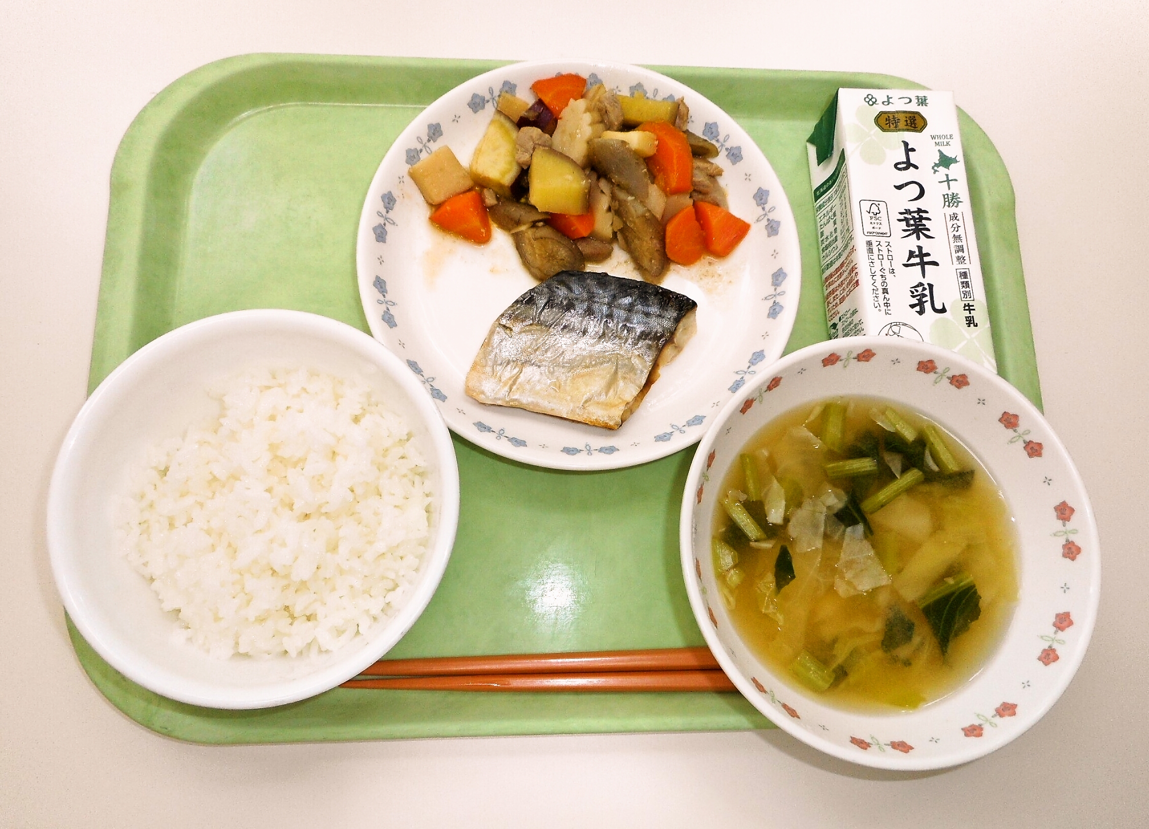 ごはん、みそ汁（きゃべつ・小松菜）、鯖の塩焼き、五目うま煮、牛乳