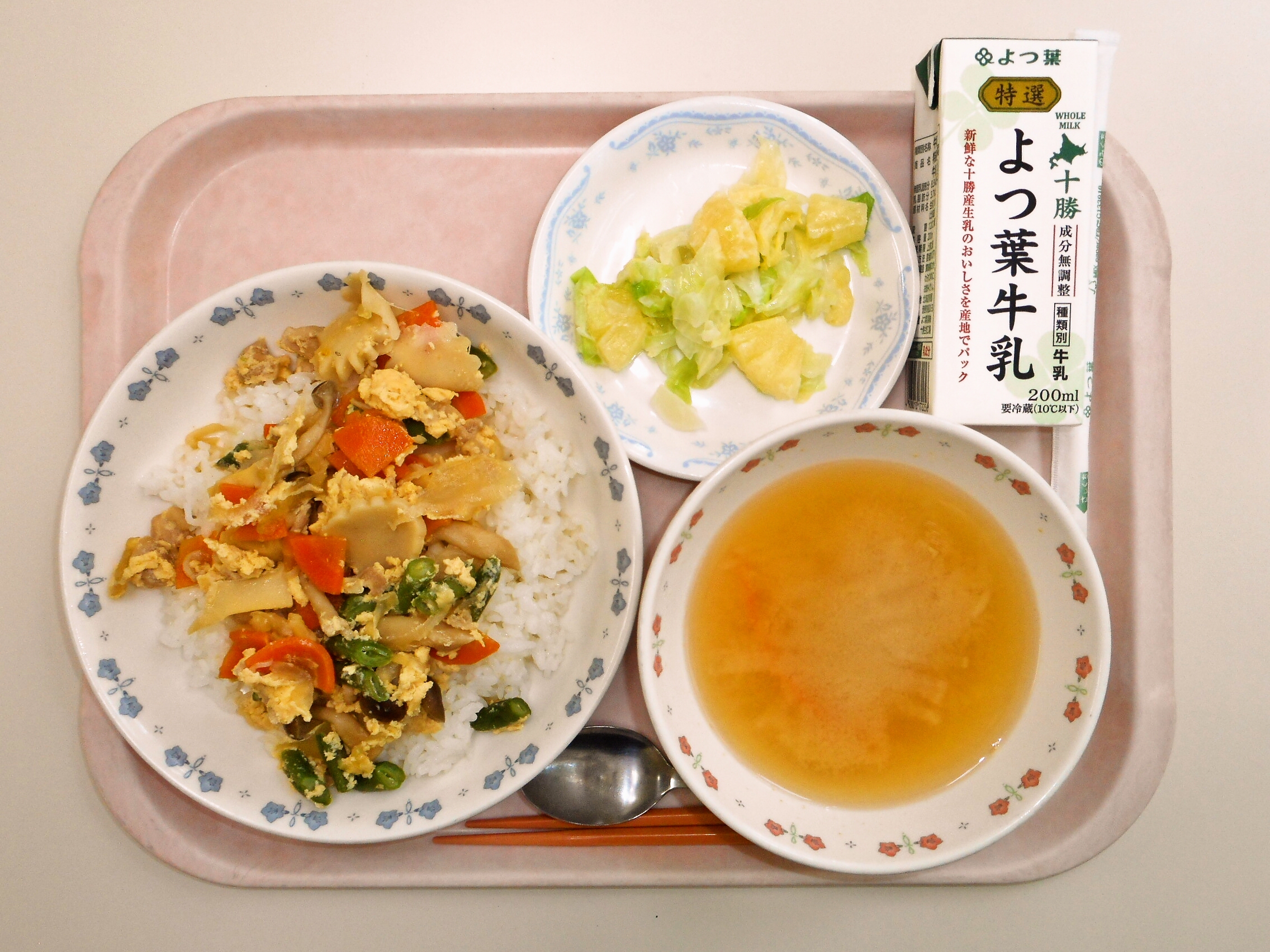 親子丼、みそ汁（大根・人参）、パイン入りコールスローサラダ、牛乳