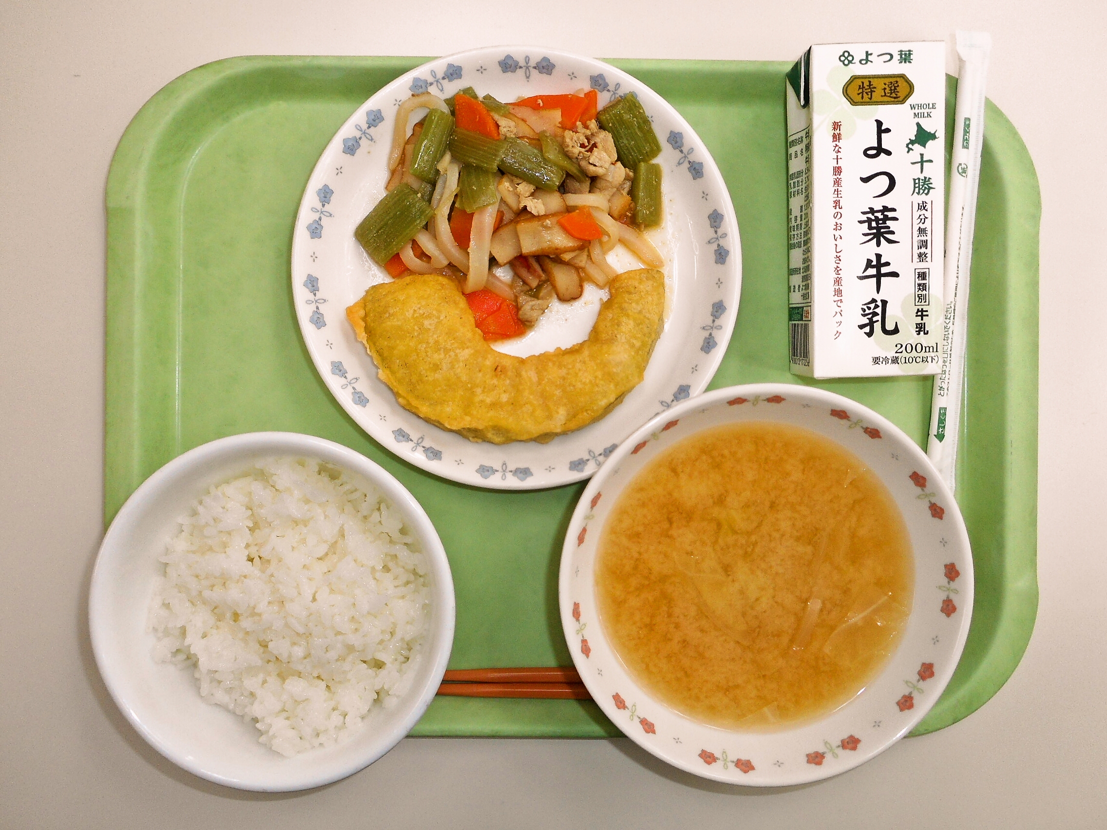 ごはん、みそ汁（きゃべつ・たまねぎ）、かぼちゃ天ぷら、ふきの五目煮、牛乳