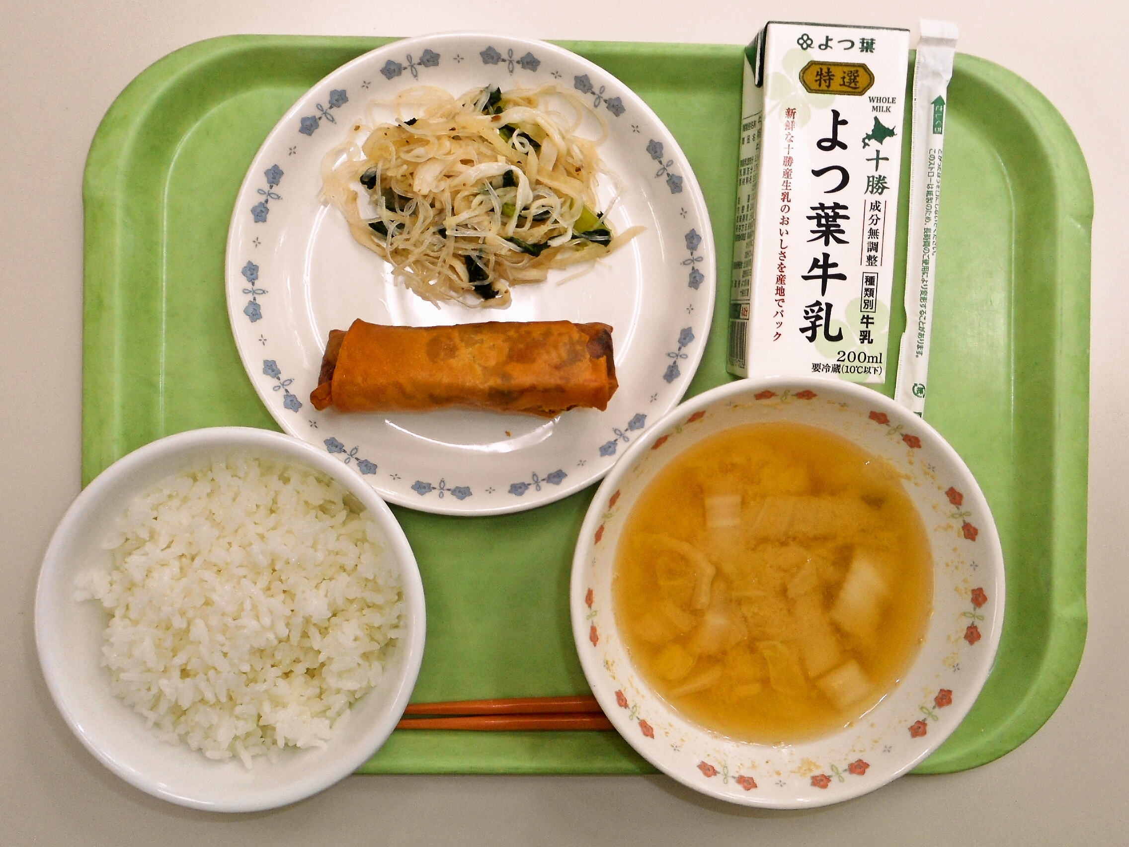 ごはん、みそ汁（白菜・人参）、春巻、大根と青菜のサラダ、牛乳