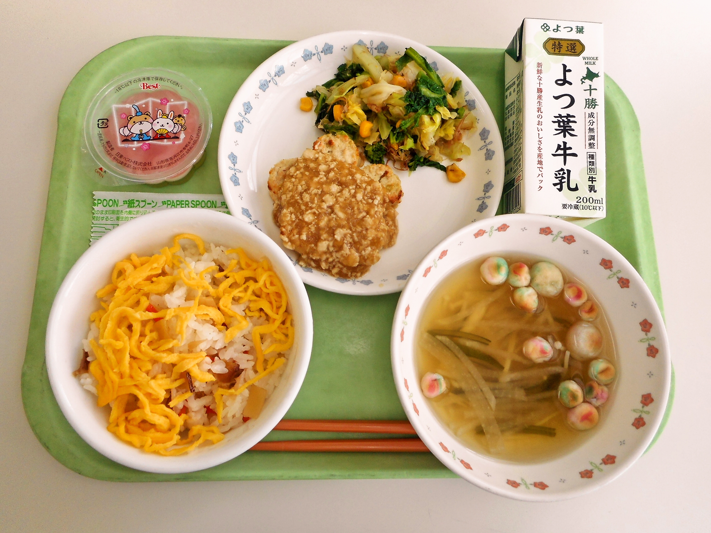 ちらし寿司、すまし汁、花型豆腐バーグのそぼろあん、菜の花の和え物、三食ぜり―、牛乳