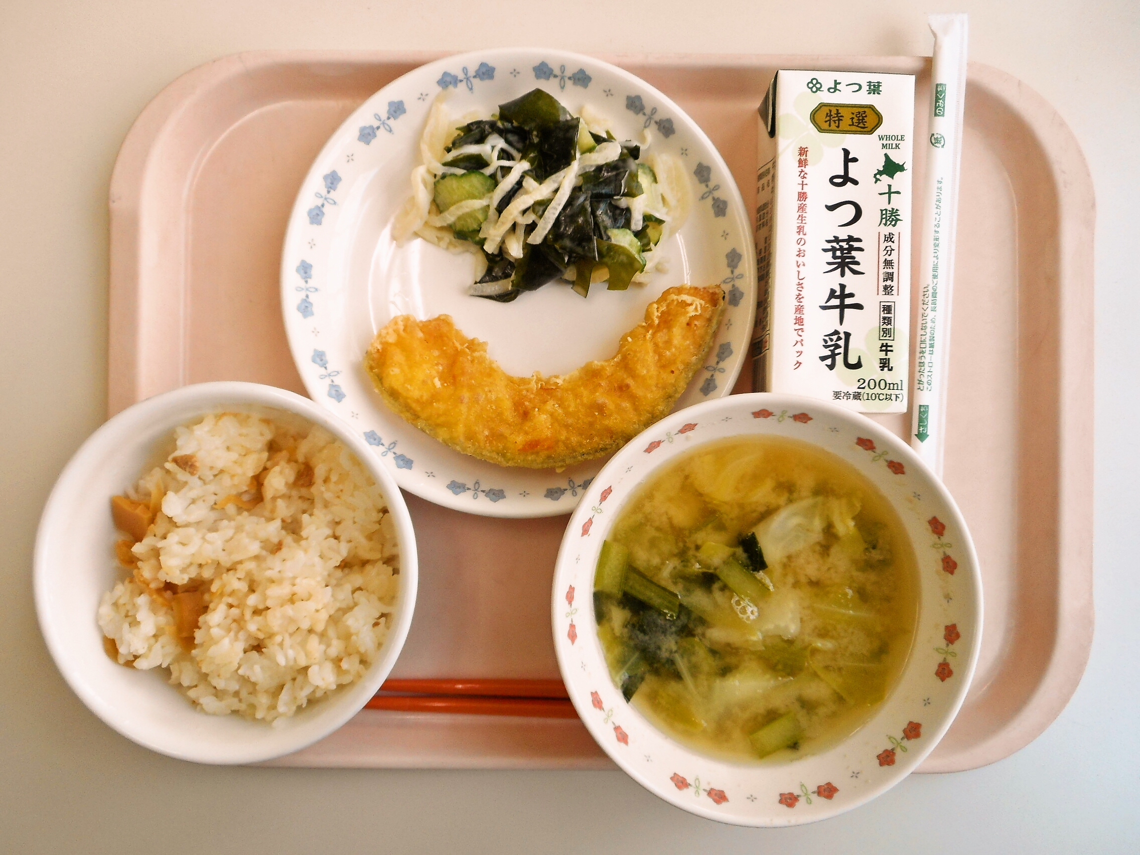 筍ご飯、みそ汁（キャベツ・小松菜）、かぼちゃ天ぷら、大根の和風マヨ和え、牛乳