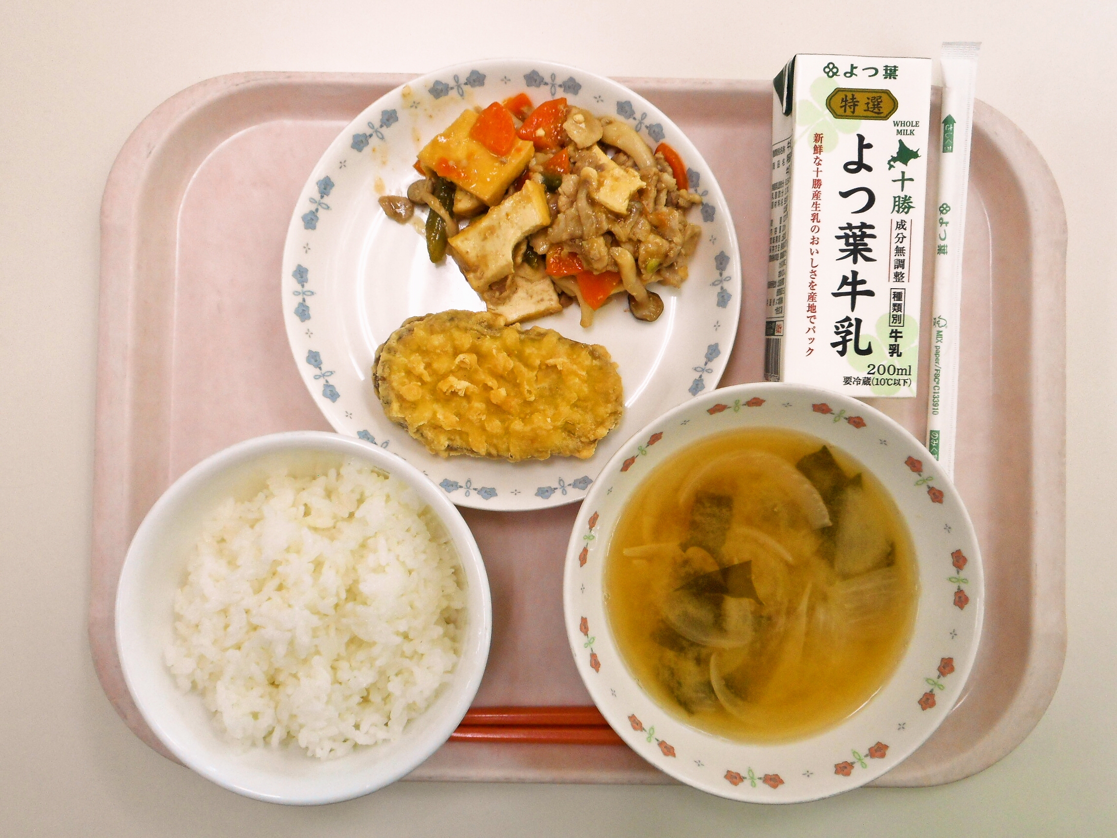 ごはん、みそ汁（玉ねぎ・わかめ）、さつまいもの天ぷら、肉豆腐、牛乳