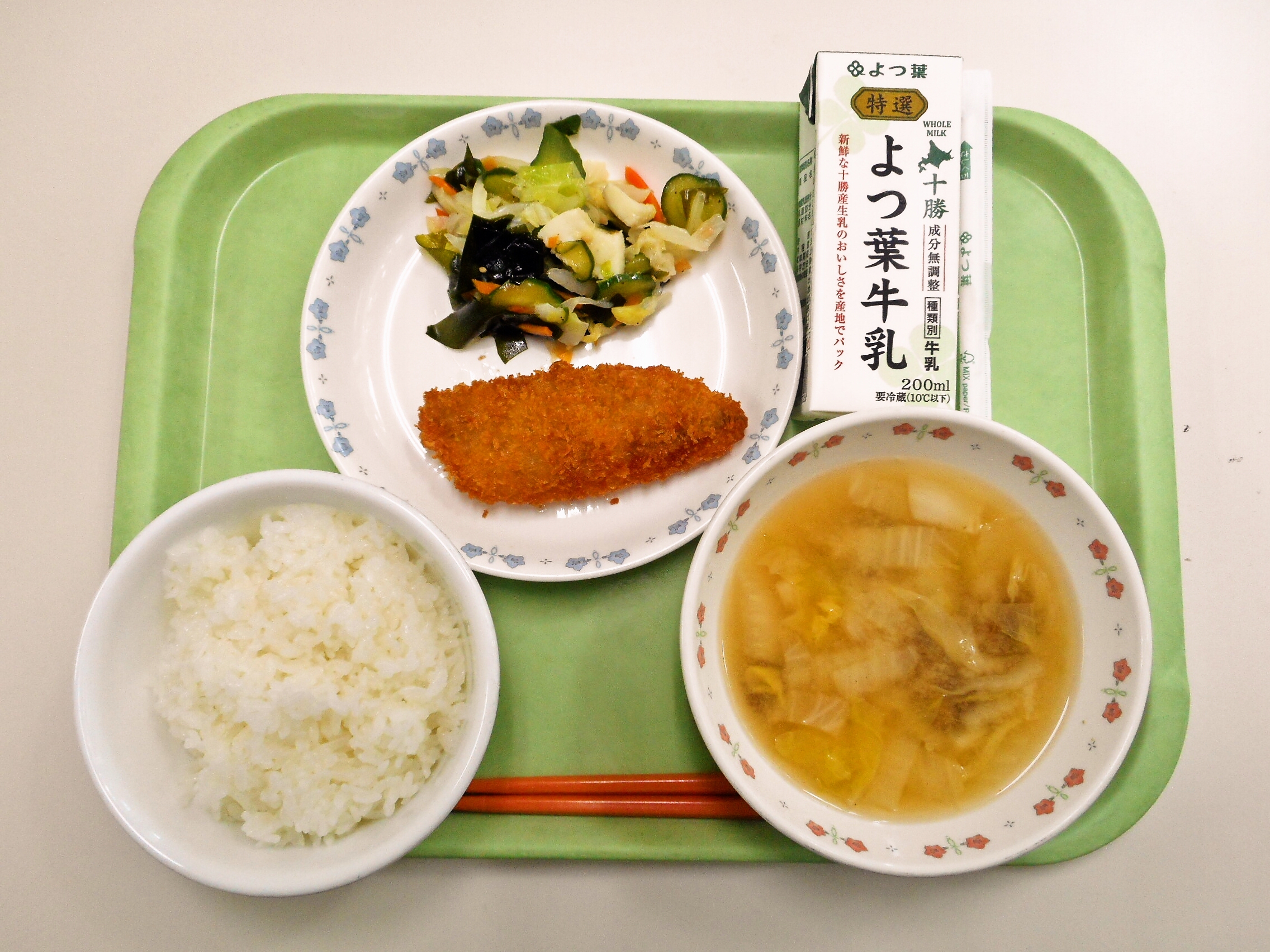 ごはん、みそ汁（白菜・なめこ）、白身魚フライ、海鮮サラダ、牛乳