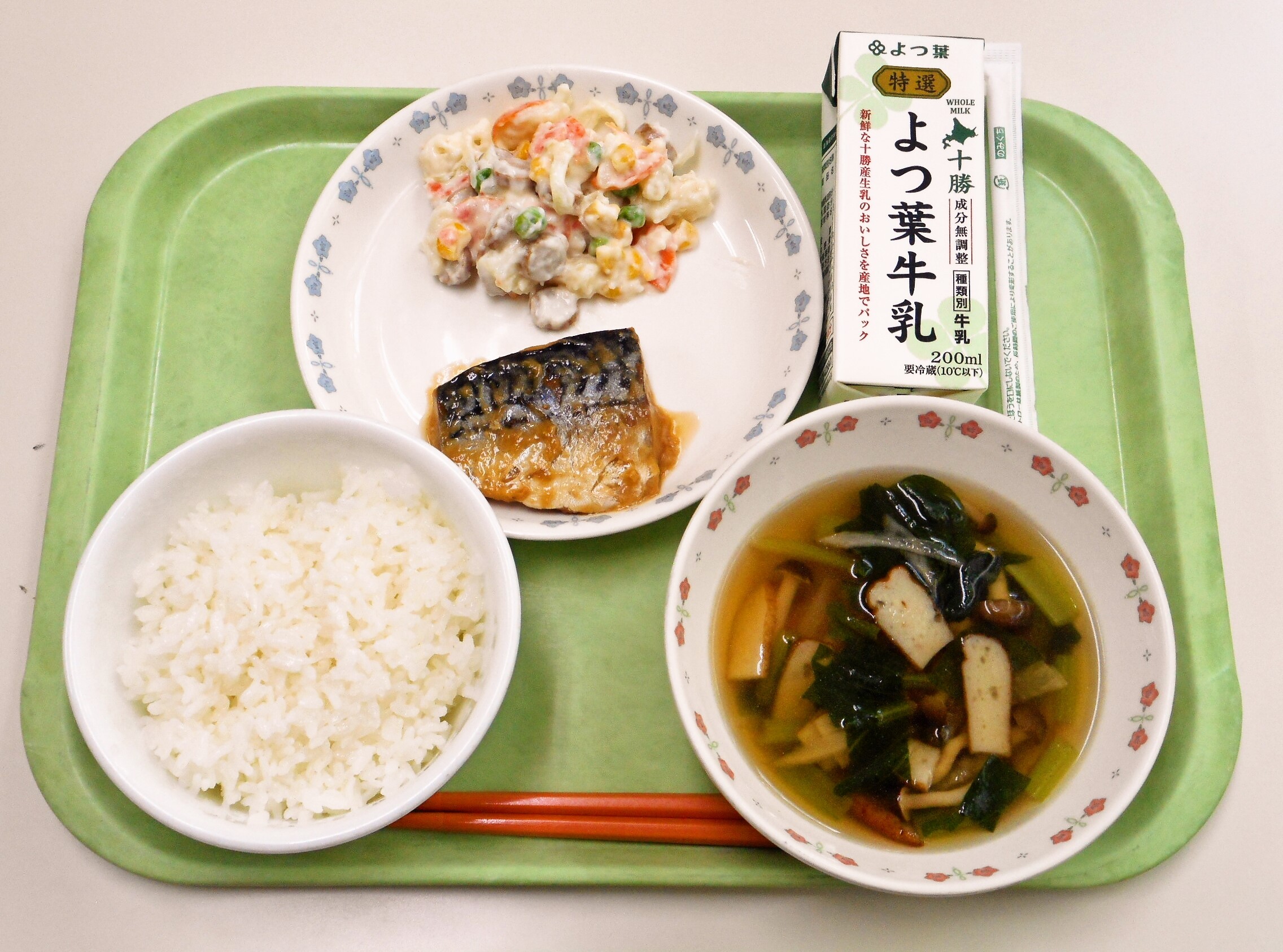 ごはん、かぼちゃ団子汁、サバの味噌煮、士幌のポテトサラダ、牛乳