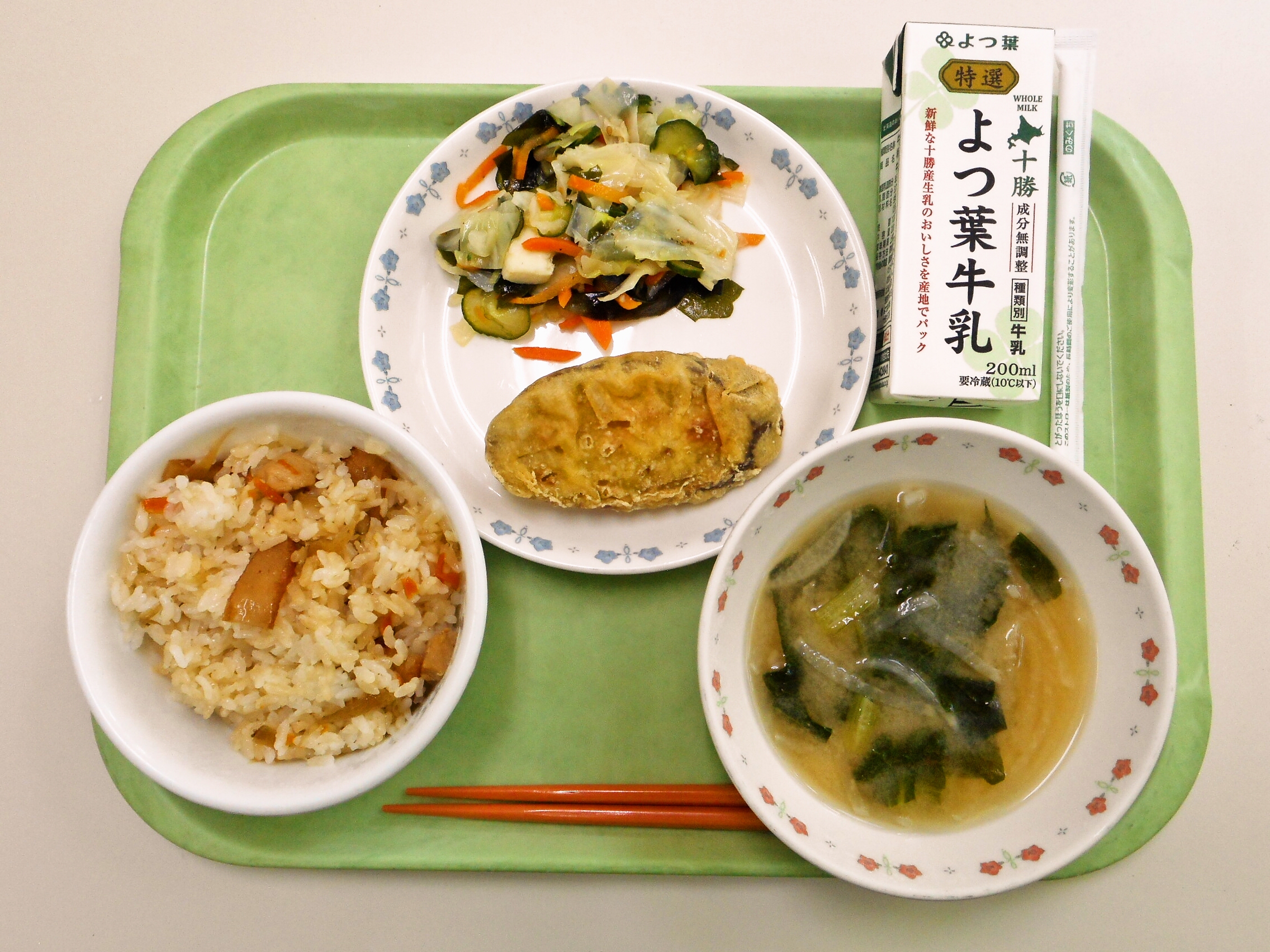 鶏ごぼうごはん、みそ汁（大根・小松菜）、さつまいも天ぷら、海鮮サラダ、牛乳