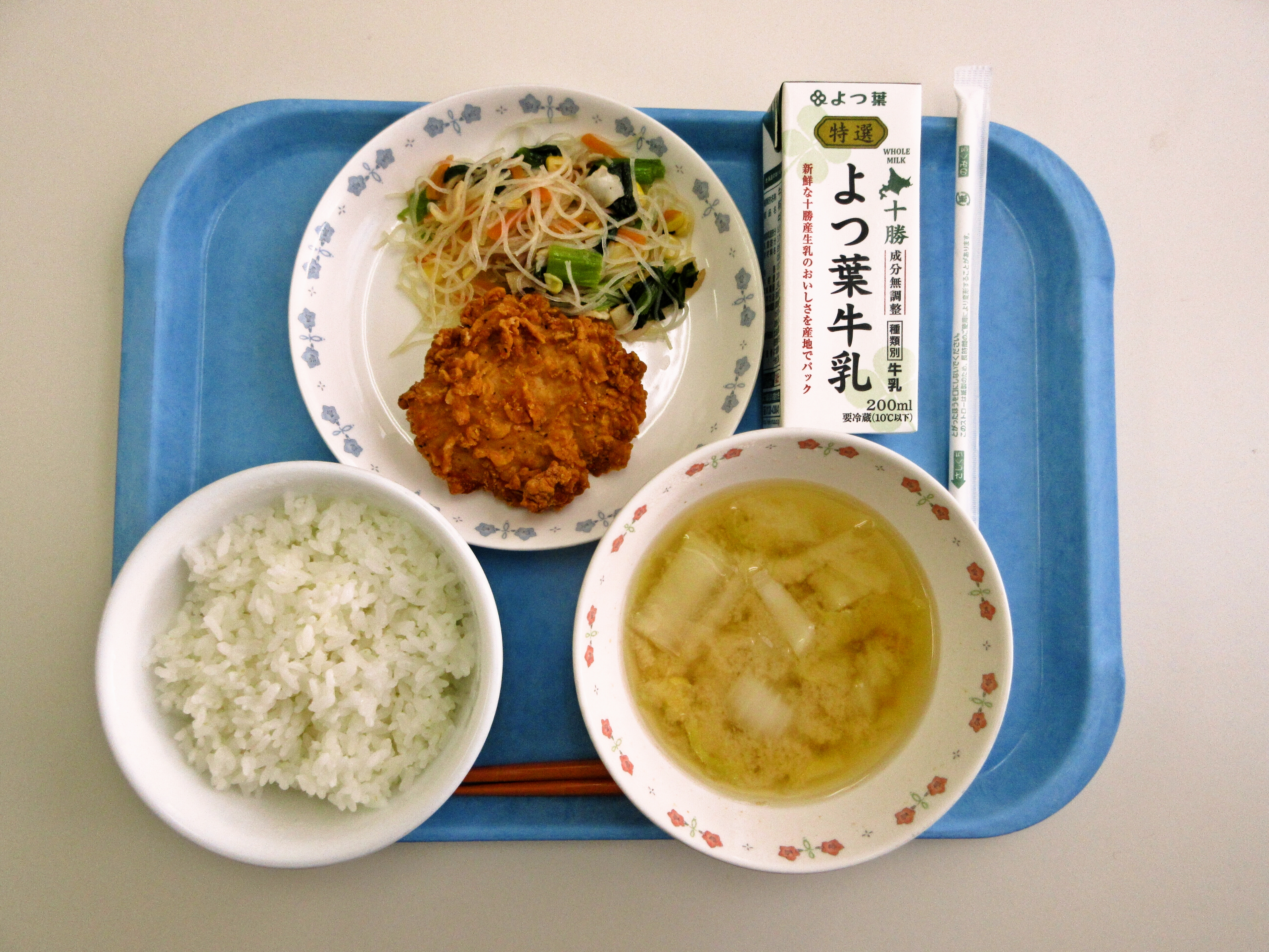 ごはん、みそ汁（白菜・人参）、クリスピーチキン、春雨サラダ、牛乳