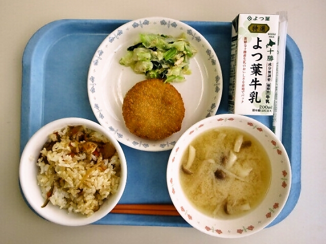 鶏ごぼうごはん、みそ汁（大根・しめじ）、ハムチーズフライ、からし和え、牛乳