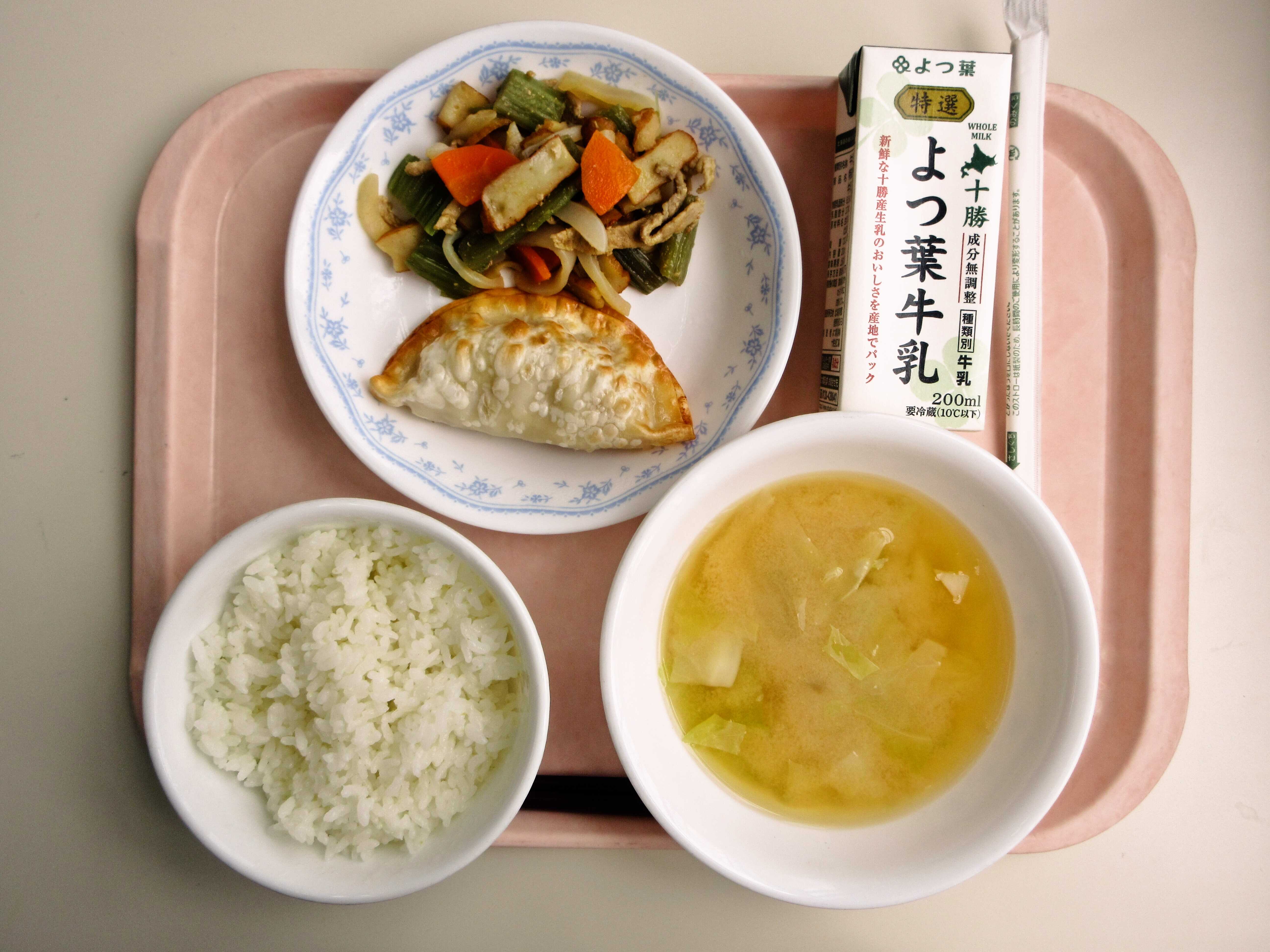 ごはん、みそ汁（キャベツ・玉ねぎ）、ジャンボ餃子、ふきの五目煮、牛乳