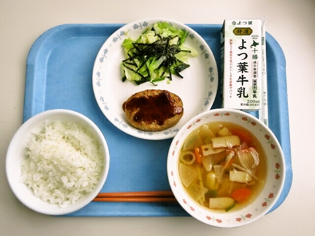 ごはん、けんちん汁、ハンバーグ、キャベツの磯和え、牛乳