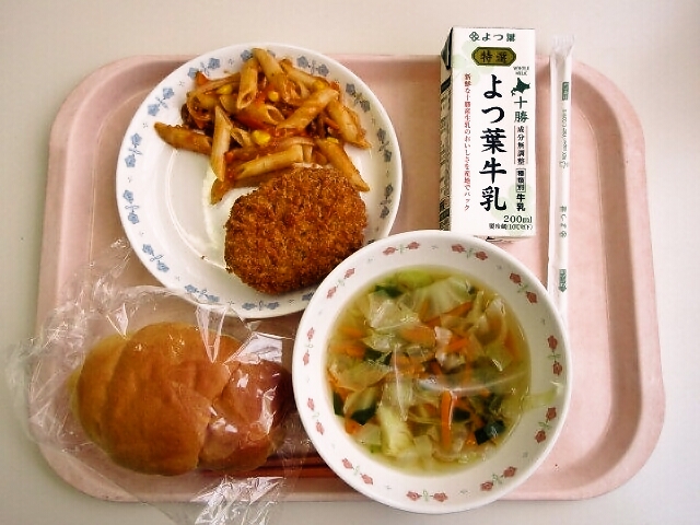 ロールパン、きゃべつスープ、しほろのカレーコロッケ、ペンネのミートソース煮 ●牛乳
