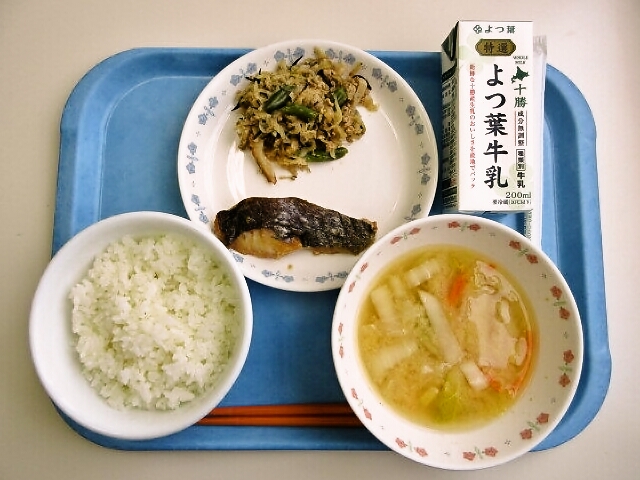 ごはん、みそ汁（白菜・人参）、白身魚の幽庵焼き、切干大根の炒め煮、牛乳