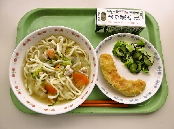 鶏だしうどん、かぼちゃ天ぷら、やみつきキャベツ、牛乳