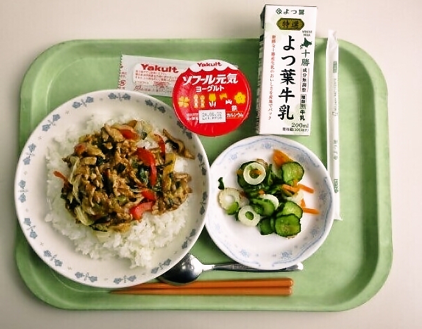 スタミナ丼、きゅうりもみ、元気ヨーグルト、牛乳