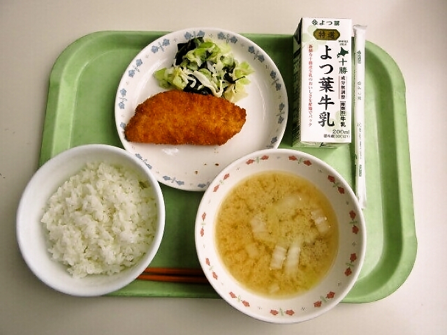 ごはん、みそ汁（白菜・なめこ）、白身魚フライ、きゃべつとわかめの和え物、牛乳