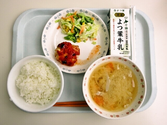 ごはん、さつまいも汁、鶏のトマトソース焼き、コーンサラダ、牛乳
