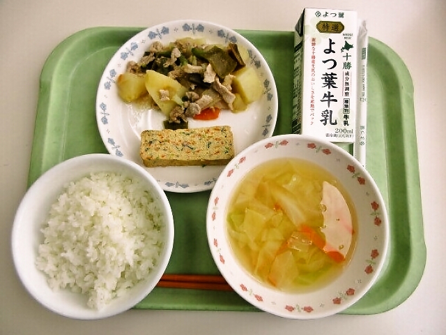 ごはん、みそ汁（きゃべつ・人参）、具だくさん卵焼き、塩肉じゃが、牛乳