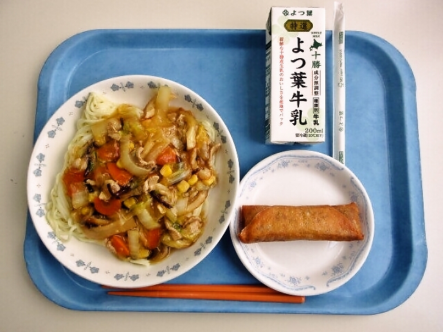 あんかけ焼きそば、春巻き、牛乳