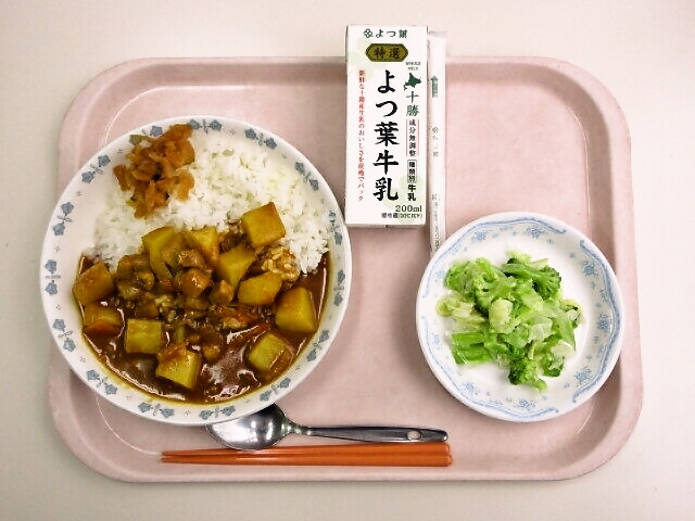 カレーライス、福神漬け、コールスローサラダ、牛乳
