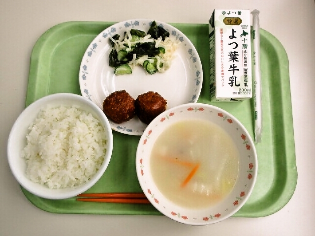 ごはん、パイタンスープ、みそだれ肉団子、大根の和風マヨ和え、牛乳
