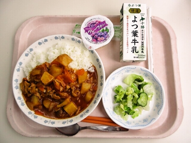 ハヤシライス、グリーンサラダ、ぶどうゼリー、牛乳