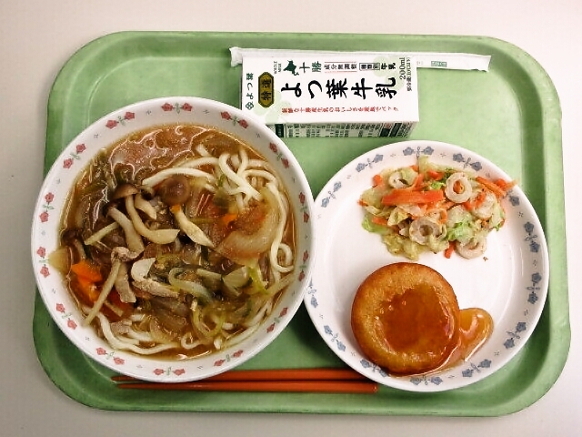 豚汁うどん、いももち、キャベツのごまドレ和え、牛乳