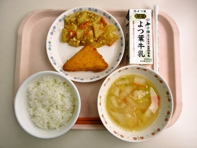 ごはん、みそ汁（白菜・人参）、チーズはんぺんフライ、大根のカレーそぼろ煮、牛乳