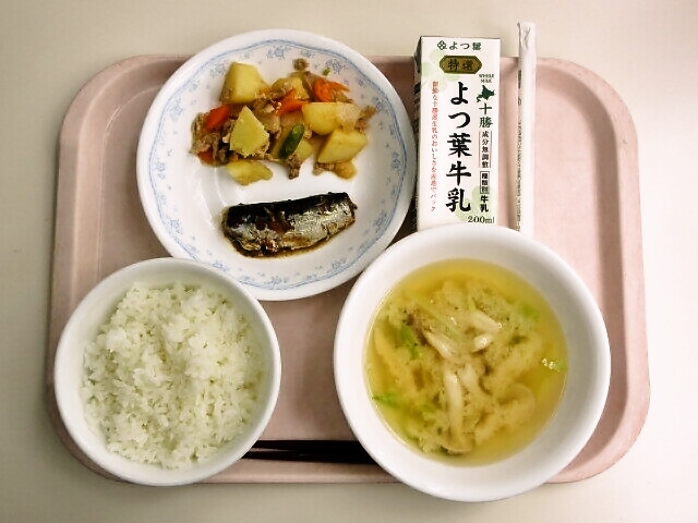 ごはん、みそ汁（白菜・しめじ）、いわしの梅煮、肉じゃが、牛乳