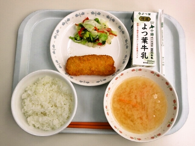 ごはん、みそ汁（大根・人参）、イカフライ、ブロッコリーサラダ、牛乳