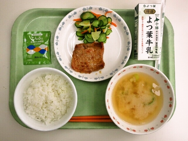 ごはん/昆布とお抹茶ふりかけ、みそ汁（じゃがいも・長ねぎ）、豚肉の漬け焼き、たくあんのきゅうりもみ、牛乳