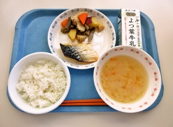 ごはん、みそ汁（玉ねぎ・人参）、鯖の塩焼き、五目うま煮、牛乳